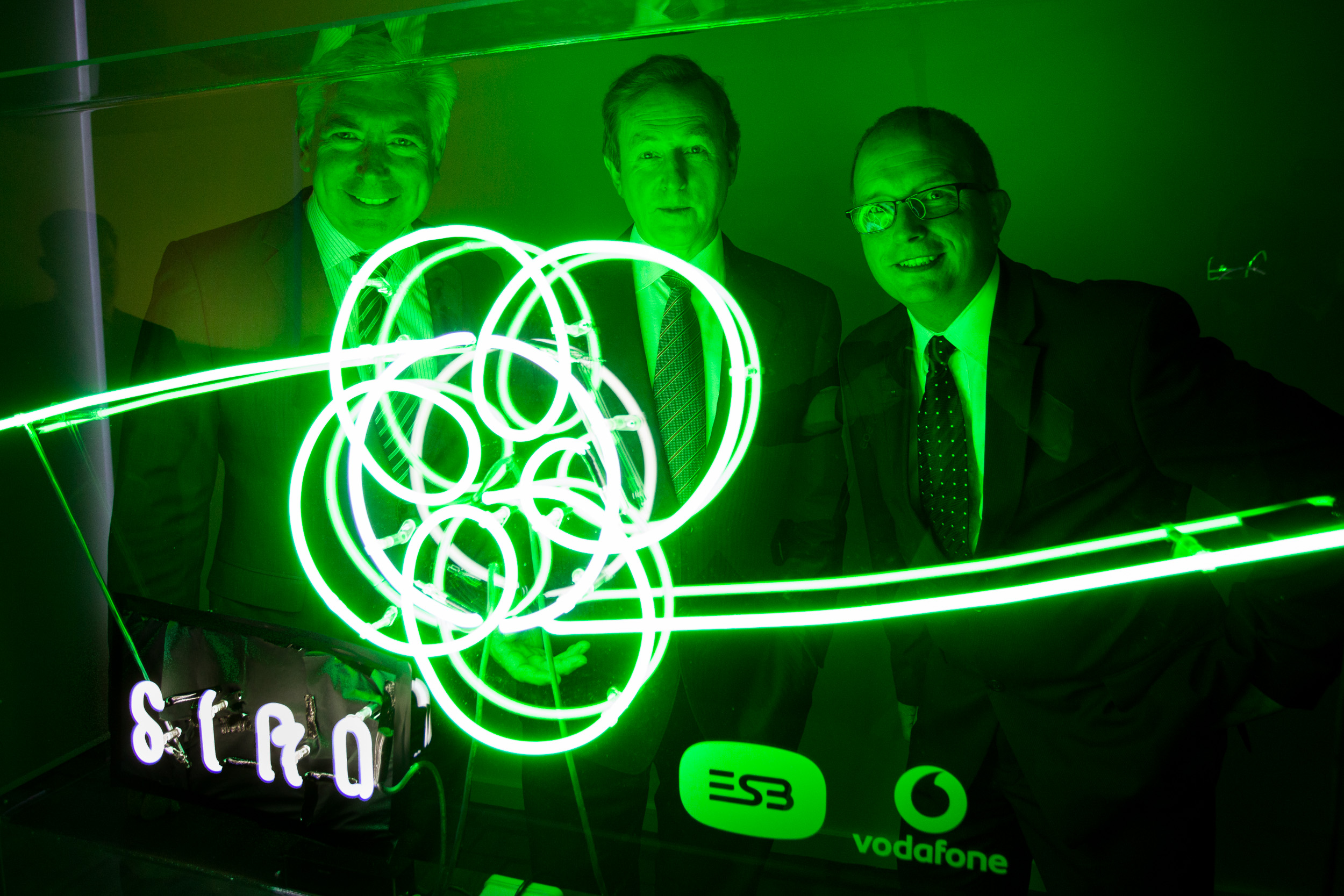 ***AN TAOISEACH ENDA KENNY AND MINISTER FOR COMMUNICATIONS ALEX WHITE UNVEIL SIRO AS IRELAND’S FIRST 100% FIBRE-TO-THE-BUILDING BROADBAND NETWORK*** No Repro Fee 14-5-2015 Picture shows from left ; Minister for Communications, Energy and Natural Resources Alex White TD; An Taoiseach Enda Kenny TD; and Sean Atkinson, SIRO CEO; at the unveiling of SIRO, the new brand of ESB and Vodafone’s fibre broadband joint venture company.Pic:Naoise Culhane-no fee SIRO is investing €450 million in building Ireland’s first 100% fibre-to-the-building broadband network, offering speeds from 200 Mbps to 1000 Mbps to 500,000 premises in fifty regional towns, revolutionising the broadband market in Ireland. SIRO will deliver an open access network, which means that it will be available to all telecoms operators in Ireland on a wholesale basis to resell to their customers. As part of the announcement, it was revealed that SIRO will employ 60 people, and a further 200 construction jobs supported across Ireland as part of the rollout of the network.The first ten locations, dubbed Ireland’s first Gigabit towns or “fibrehoods”, to be included in SIRO’s roll-out are Cavan, Dundalk, Westport, Castlebar, Sligo, Carrigaline, Tralee, Navan, Letterkenny and Wexford.Pic:Naoise Culhane-no fee