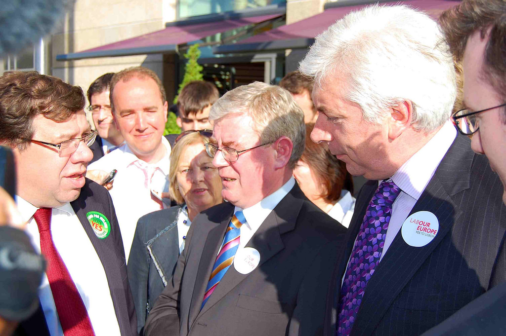 Alex (Right) speaks with Taoiseach Brian Cowen (Left) and Labour Leader Eamon Gilmore (Centre) at Dundrum